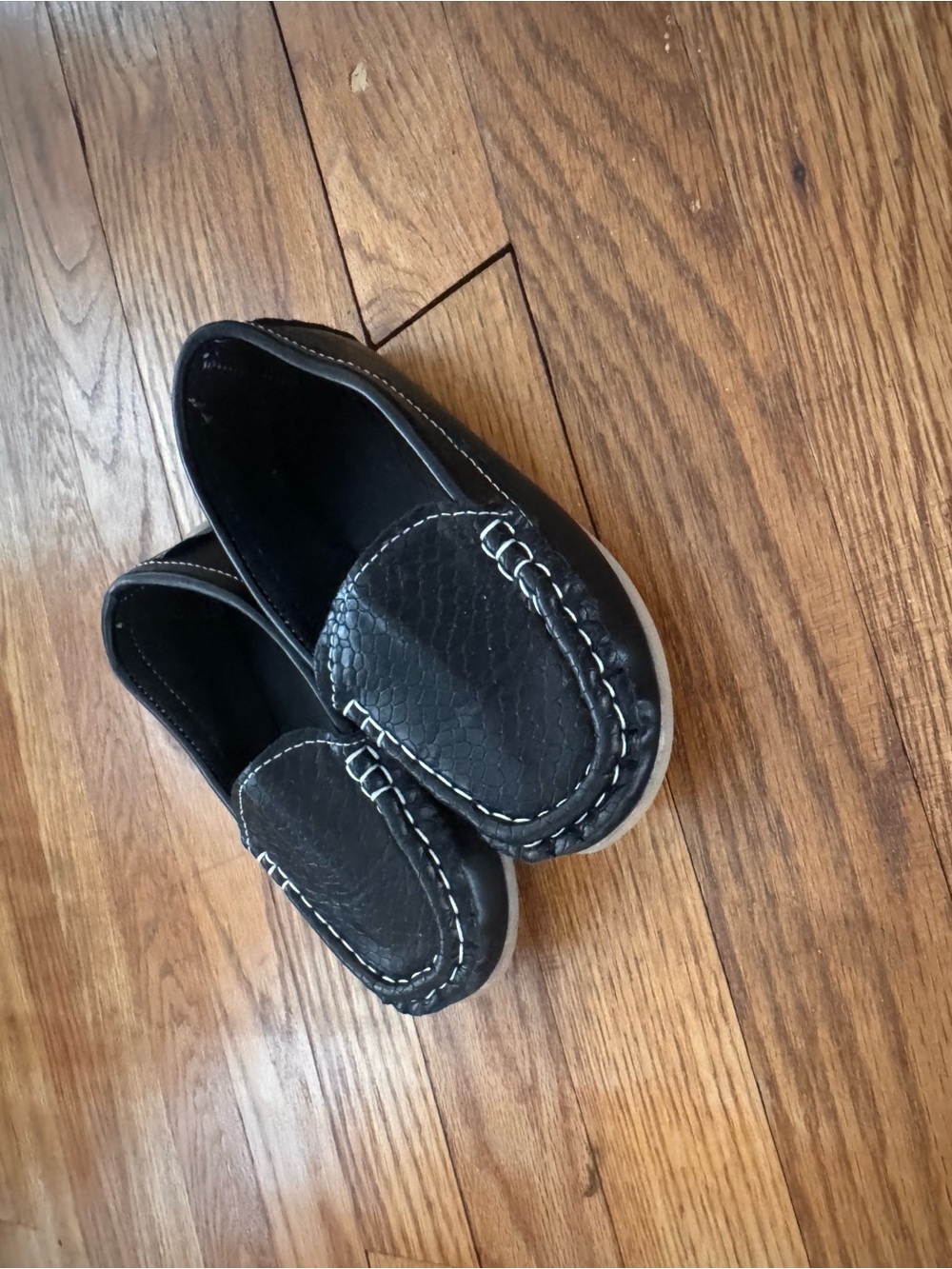Source Unknown Black Kids Moccasin Style Slip-Ons with White Stitching